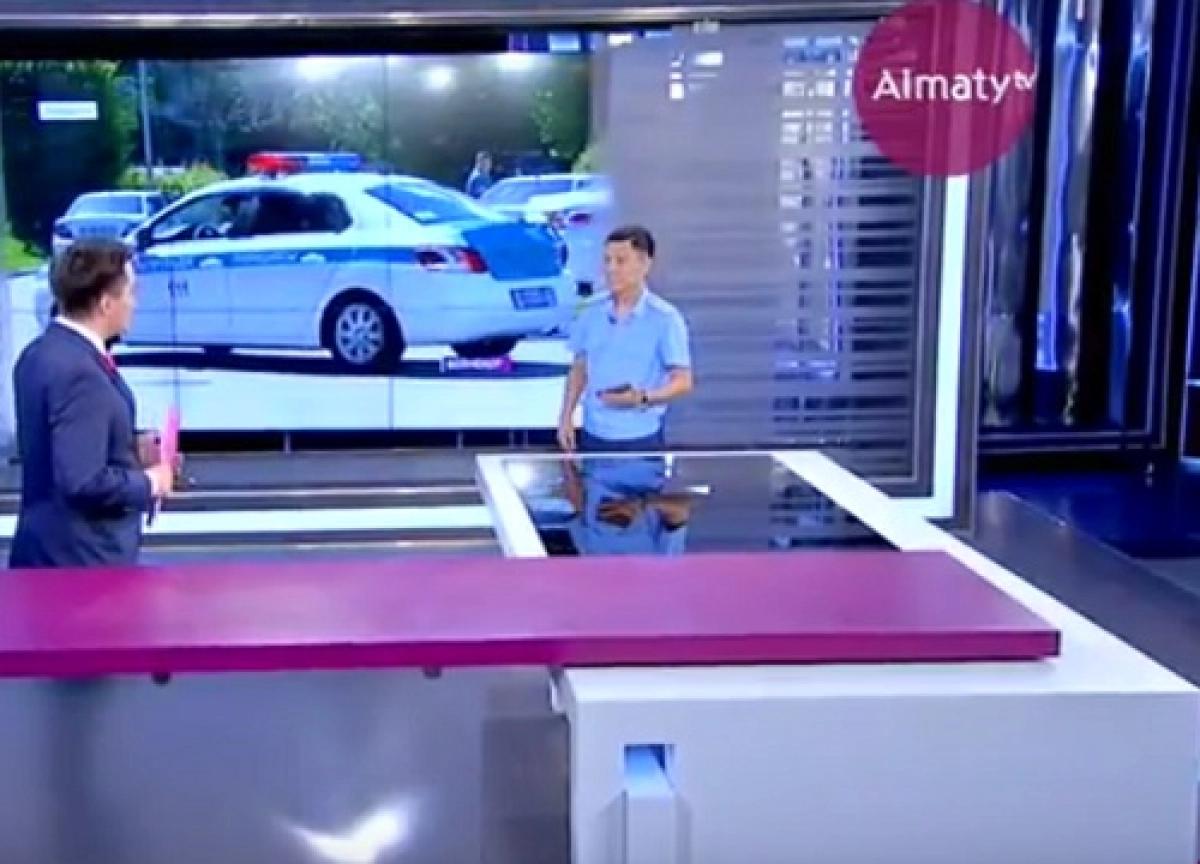 Астана мен Ақтөбе облысының полицейлері айыппұлды планшет арқылы толтырады