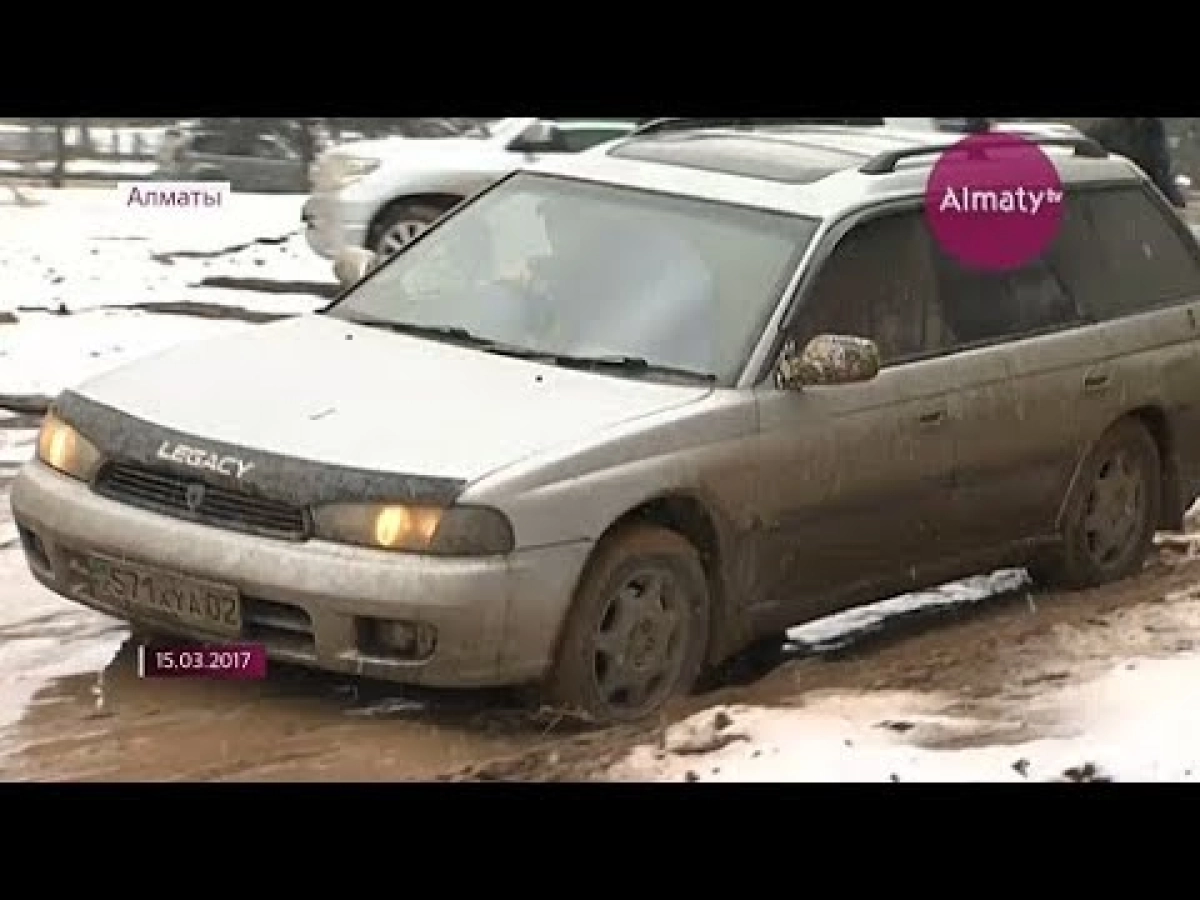 Жители Ауэзовского района Алматы с весны ждут, когда их улицу заасфальтируют