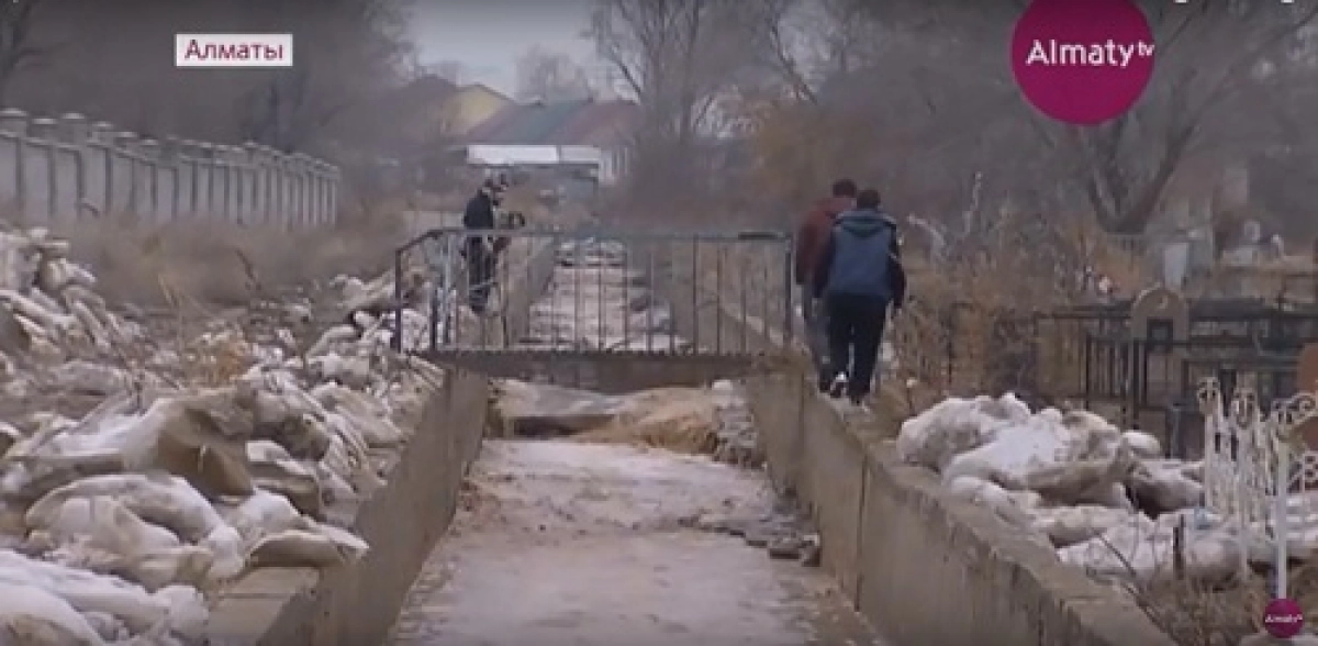 Алматыда зиратты өзен суы шайып кетті