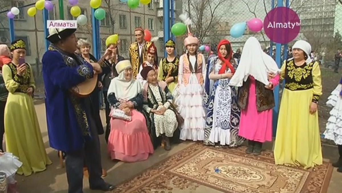 Алматыдағы аулалардың бірінде Наурыз мерекесіне орай думанды кеш ұйымдастырылды 