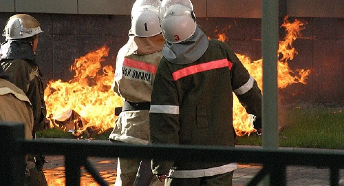 Жителей многоэтажки эвакуировали из-за пожара в Караганде