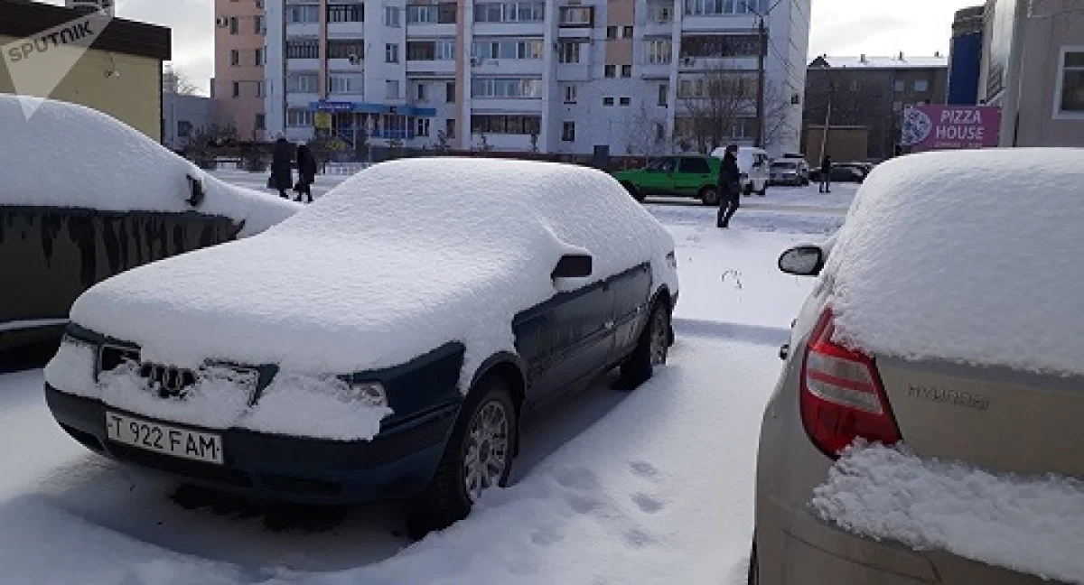 Зима вернулась: в Петропавловске намело огромные сугробы