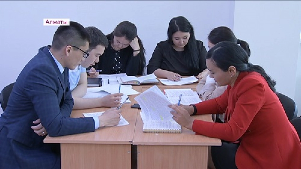335 алматылық мемлекеттік басқару академиясынан білім алды