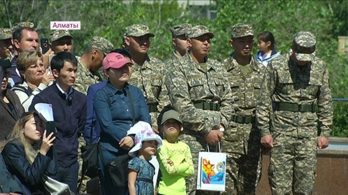 Алматыда әскер қатарына шақыртылған сарбаздарды салтанатпен шығарып салды