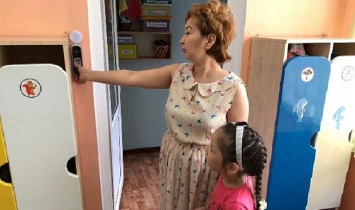 В Павлодаре начали принимать малышей в детский сад по отпечатку пальца