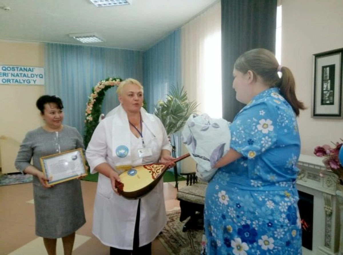 Роженицы Костаная в Национальный день домбры получили подарки
