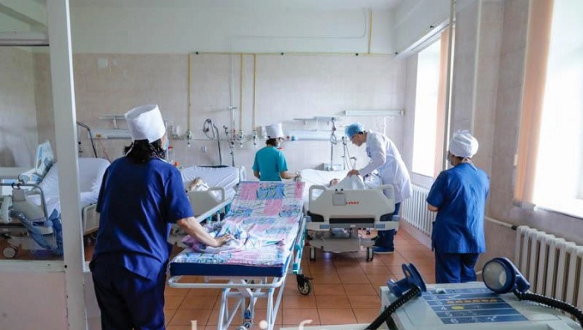 Әкесі таспен ұрып комаға түскен бала ауруханадан шықты