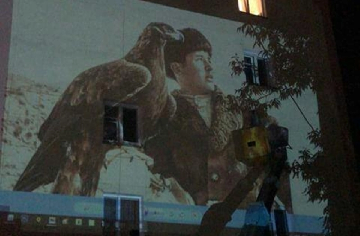 Павлодарда 5 қабатты үйдің қабырғасында алып сурет салынып жатыр