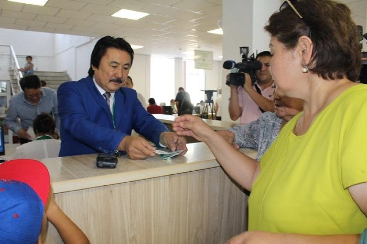 Алматыда эстрада жұлдыздары ХҚКО-на келушілерге қызмет көрсетті