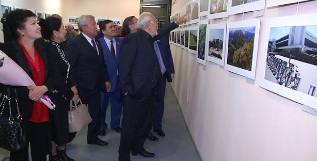 История в фотографиях: выставка к юбилею двух городских газет открылась в Алматы