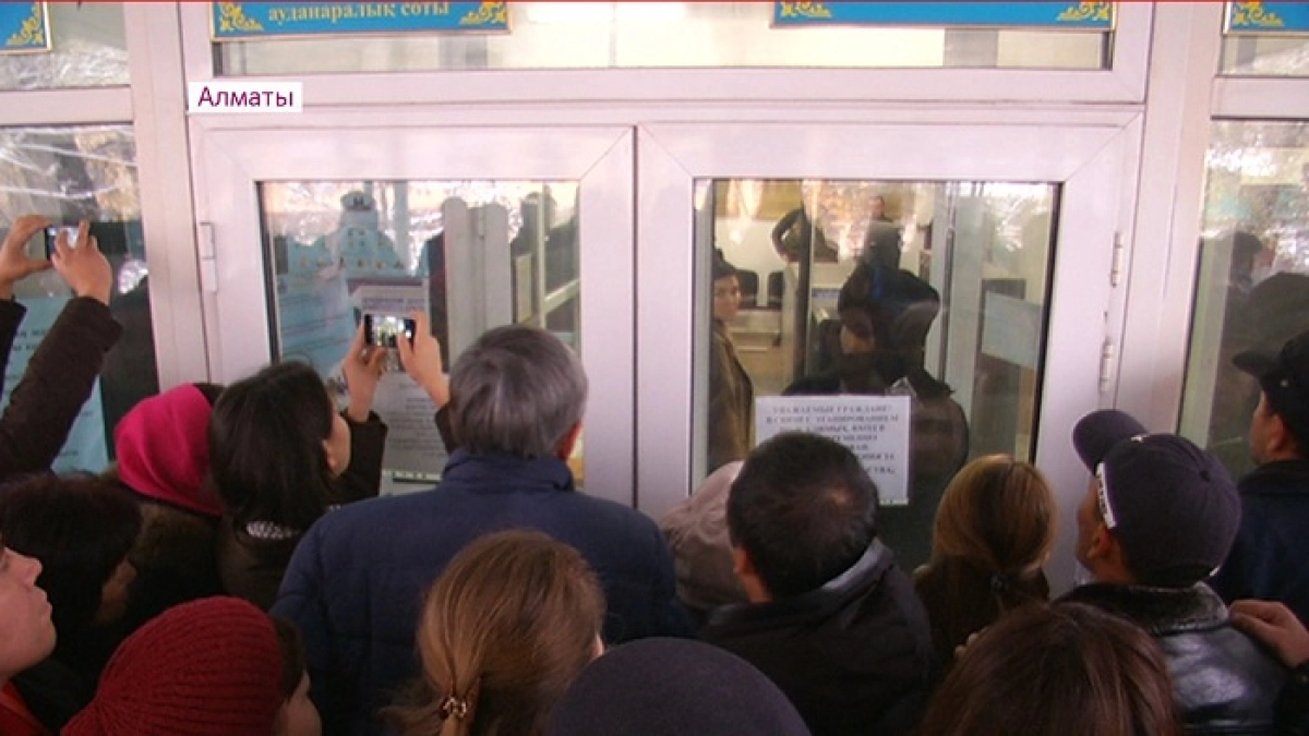 Столпотворение у здания суда в Алматы – дело кыргызского депутата