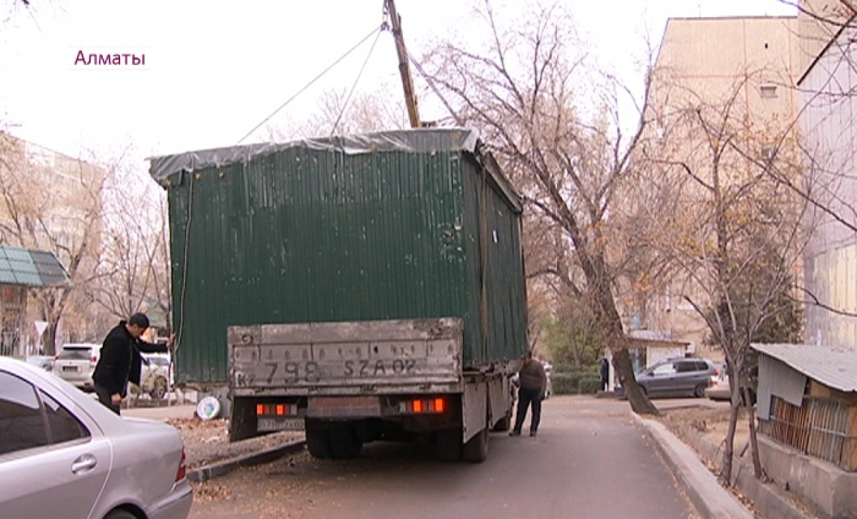 Алматыда заңсыз қойылған дүңгіршектерді сүру жұмыстары жалғаса бермек