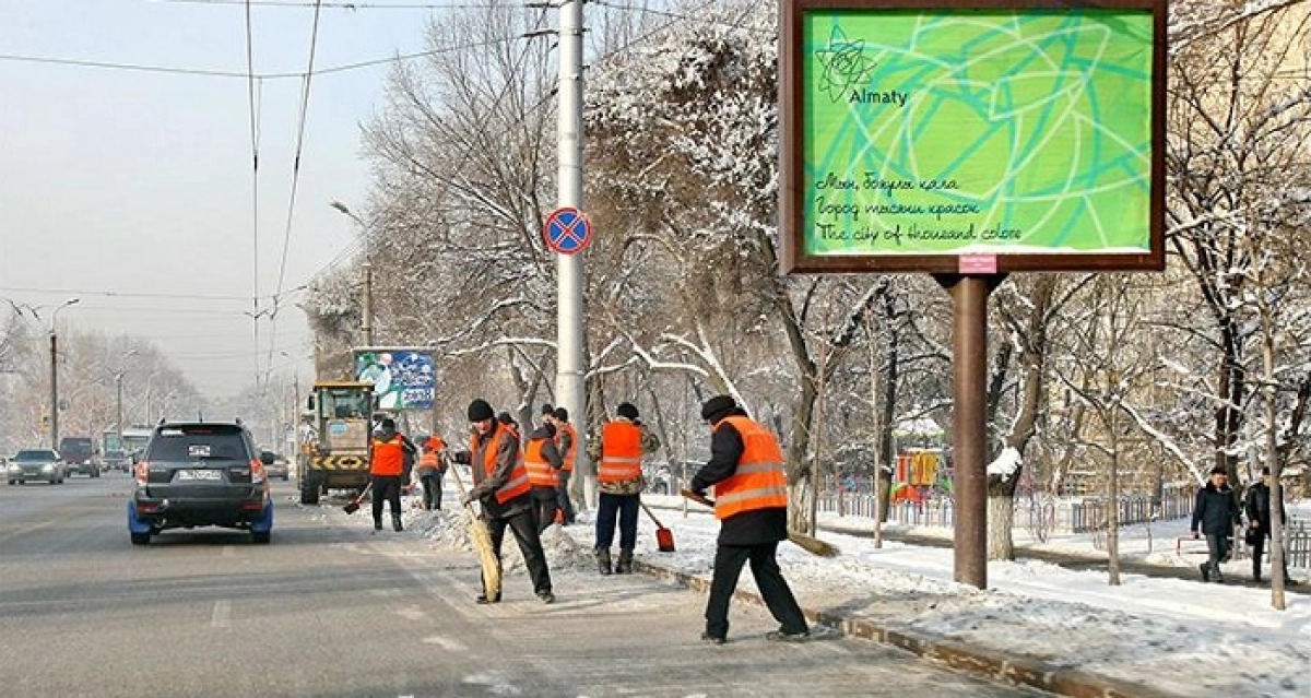 Алматыда түнде қар күреу жұмысына кедергі болған көліктер айып тұрағына жөнелтіледі