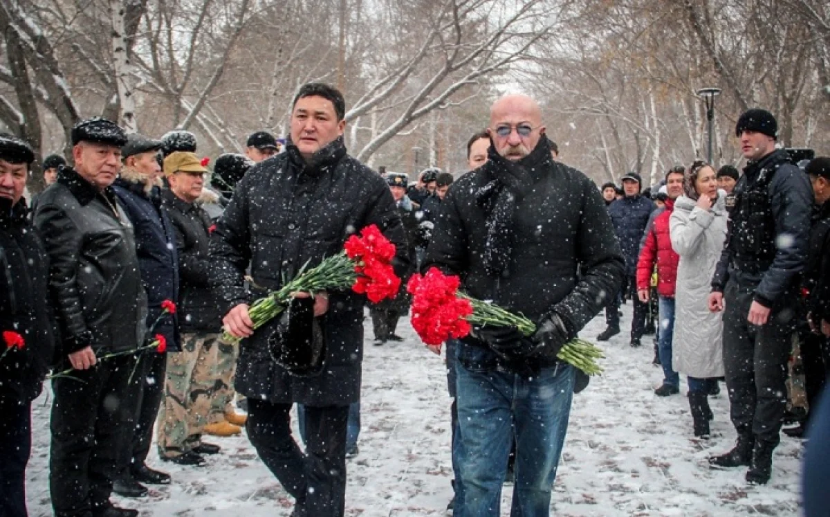 Александр Розенбаум возложил цветы к павлодарскому памятнику воинам-афганцам