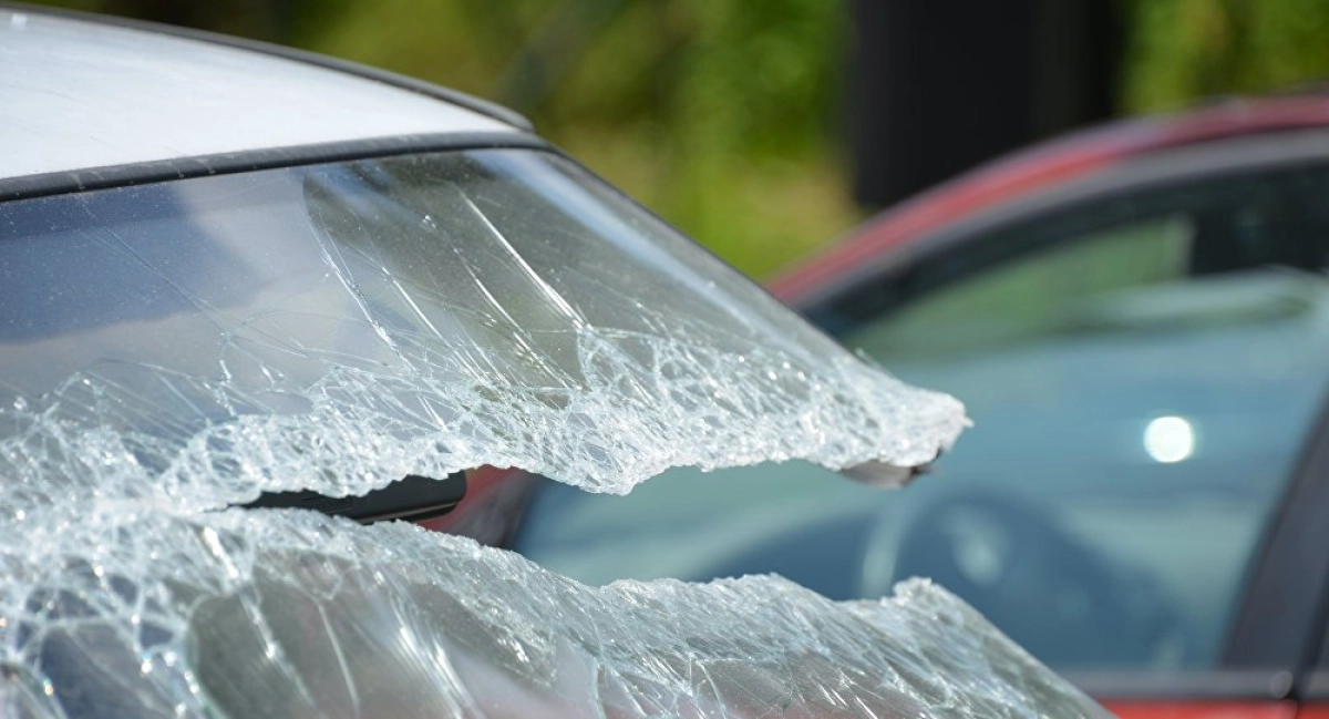 Күйеуімен ұрсысқан әйел көліктің алдыңғы терезесінен ұшып кетті (видео)