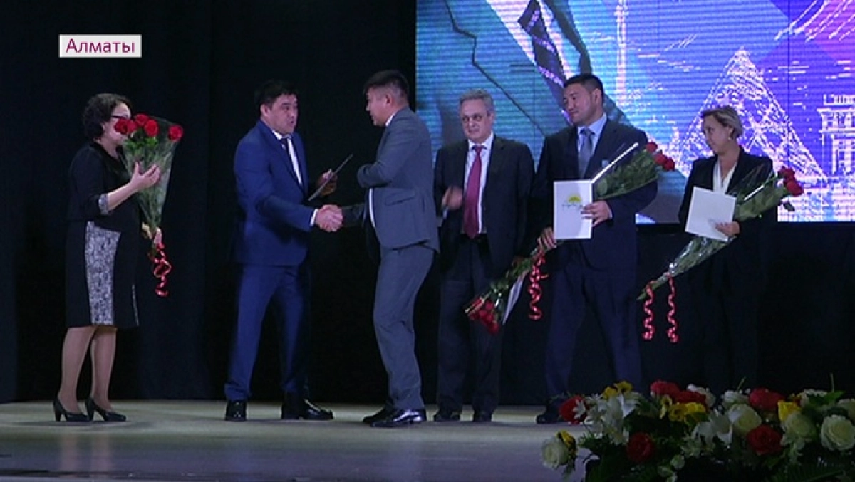 Қайырымдылық, төсбелгі және көрме: Тұңғыш Президент күні Алматыда кеңінен аталып өтті