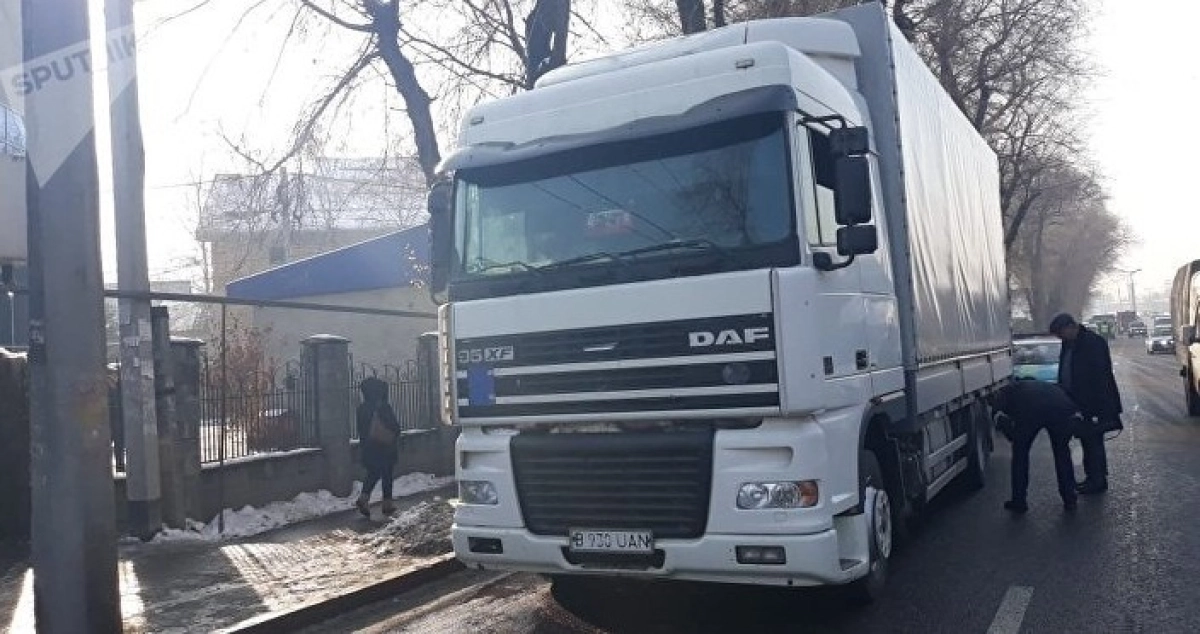 Фура сбила женщину и протащила около 300 метров в Алматы  