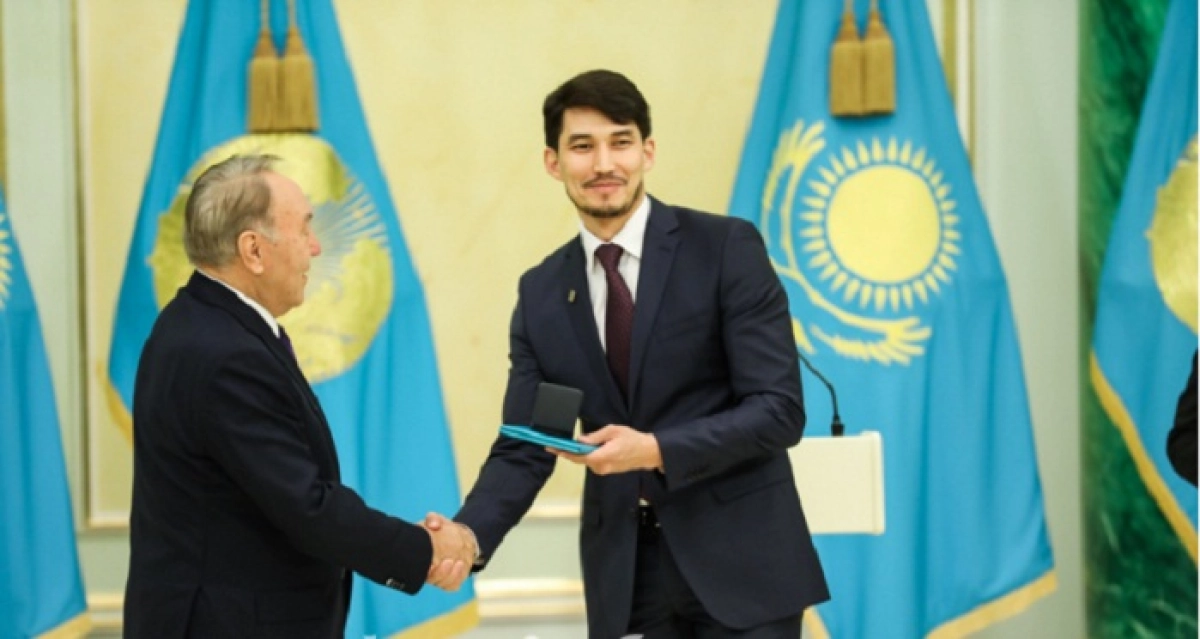 Нұрсұлтан Назарбаев үздік қызметкерлерді мемлекеттік наградалармен марапаттады