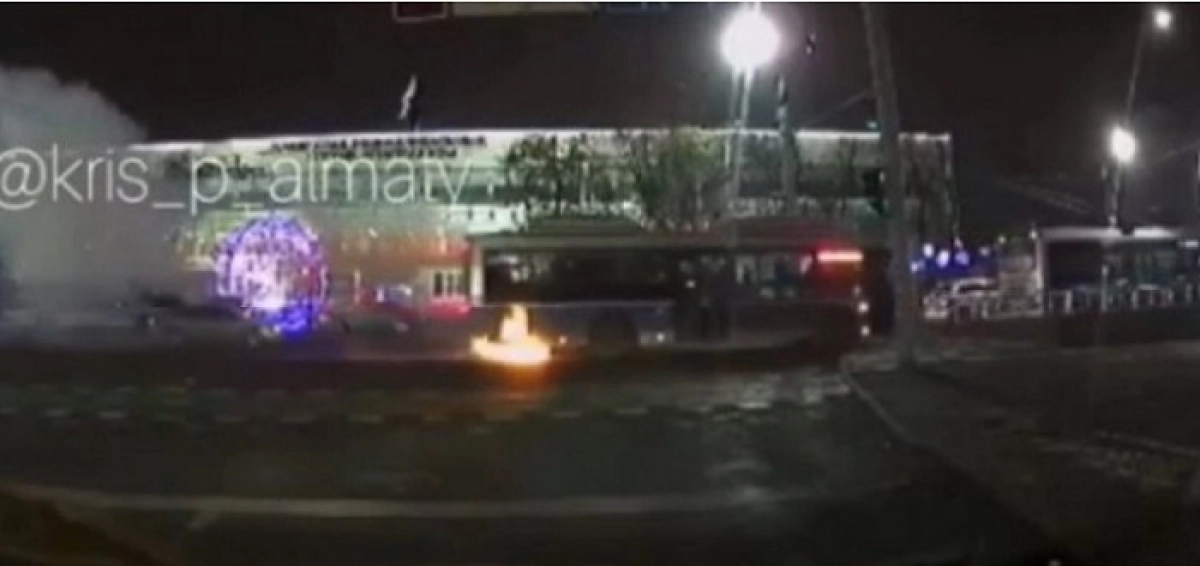 Автобус с пассажирами загорелся на ходу в Алматы