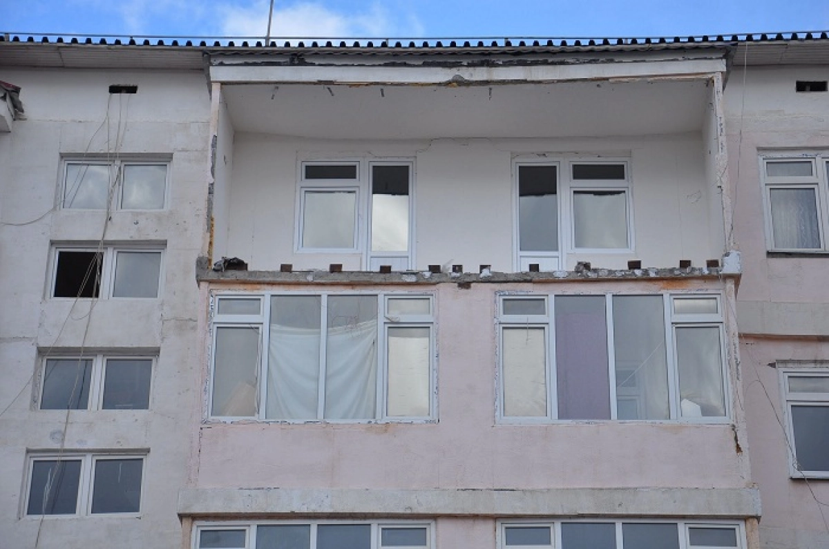 Таразда көпқабатты үйдің балконы құлады 