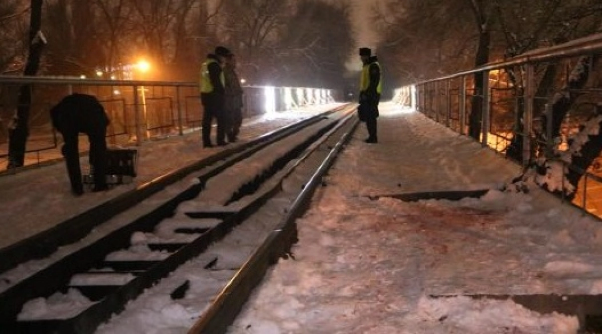 Пешеход попал под тепловоз в Алматы и потерял ногу