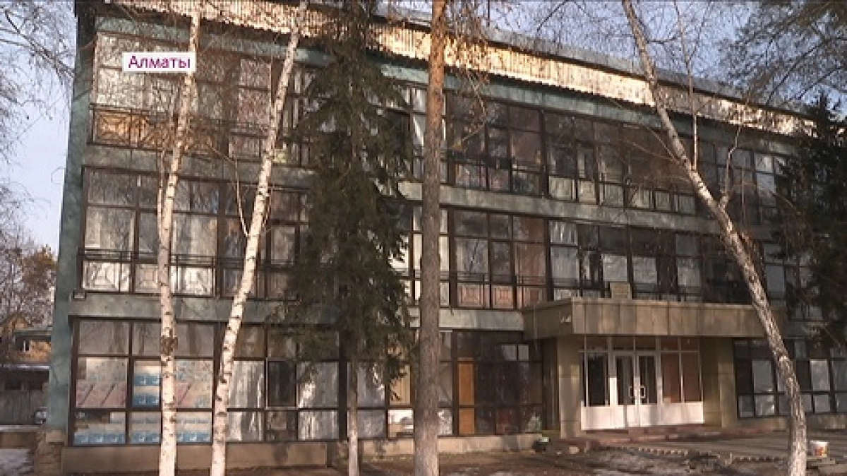 Алматыда жекеменшік жатақхана қожайыны ырқына көнбеген жас отбасыны далаға қуып шыққан