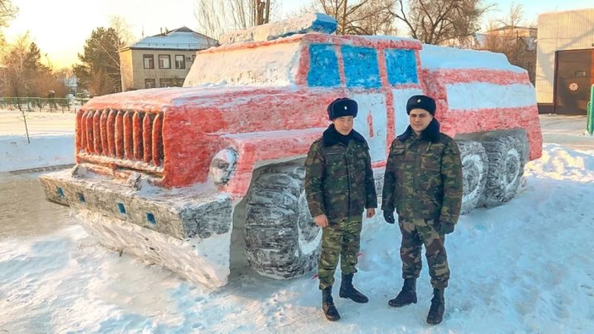 Пожарную машину из снега слепили в Уральске