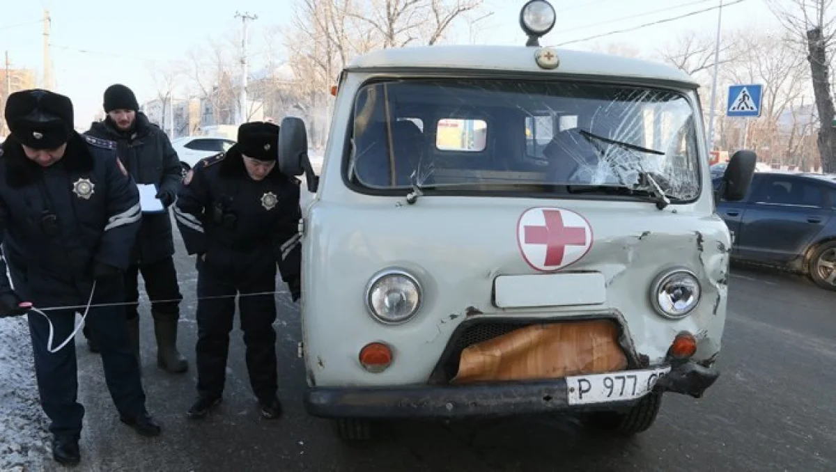 Элитный внедорожник врезался в неотложку с роженицей в Костанае 