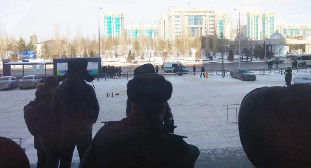 Угрожавшего себя взорвать мужчину в центре Астаны забрали полицейские