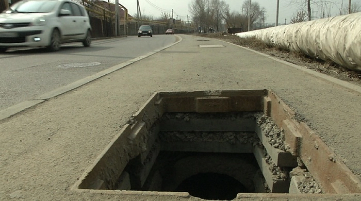 Алматыда сыныптас екі азамат кәріз құдықтарының 30 қақпағын ұрлаған