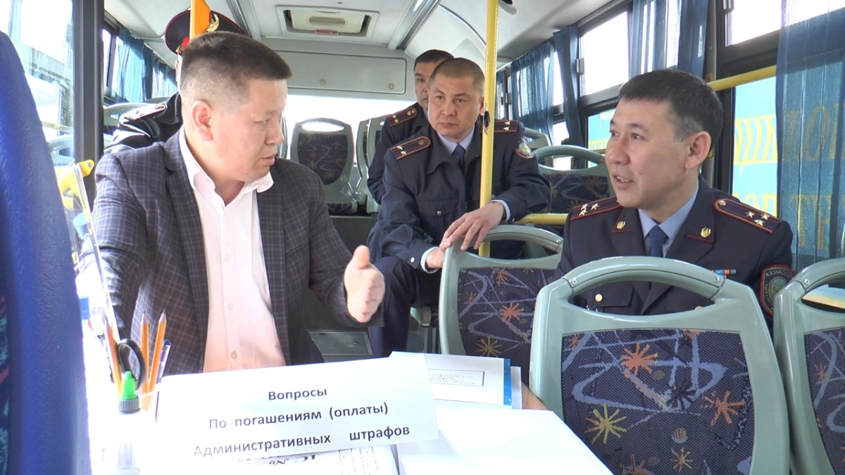 Алматы полицейлері халықты көшеде қабылдап жатыр