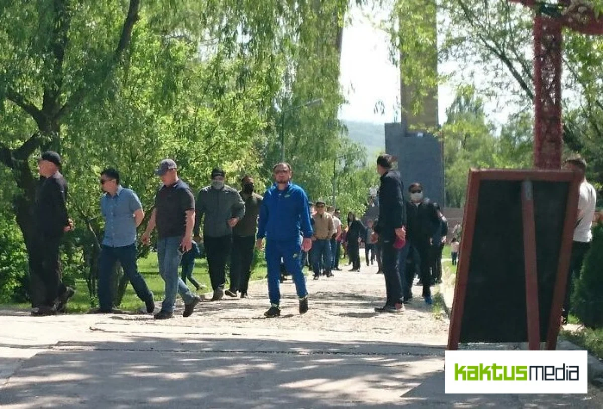 "Искали геев": в Бишкеке мужчины напали на членов нетрадиционного движения