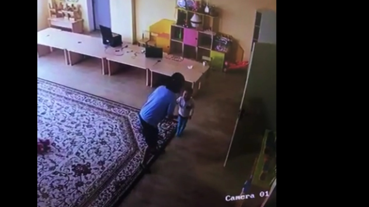 Алматыдағы балабақшаның бірінде тәрбиеші балаларды ұрып-соқты