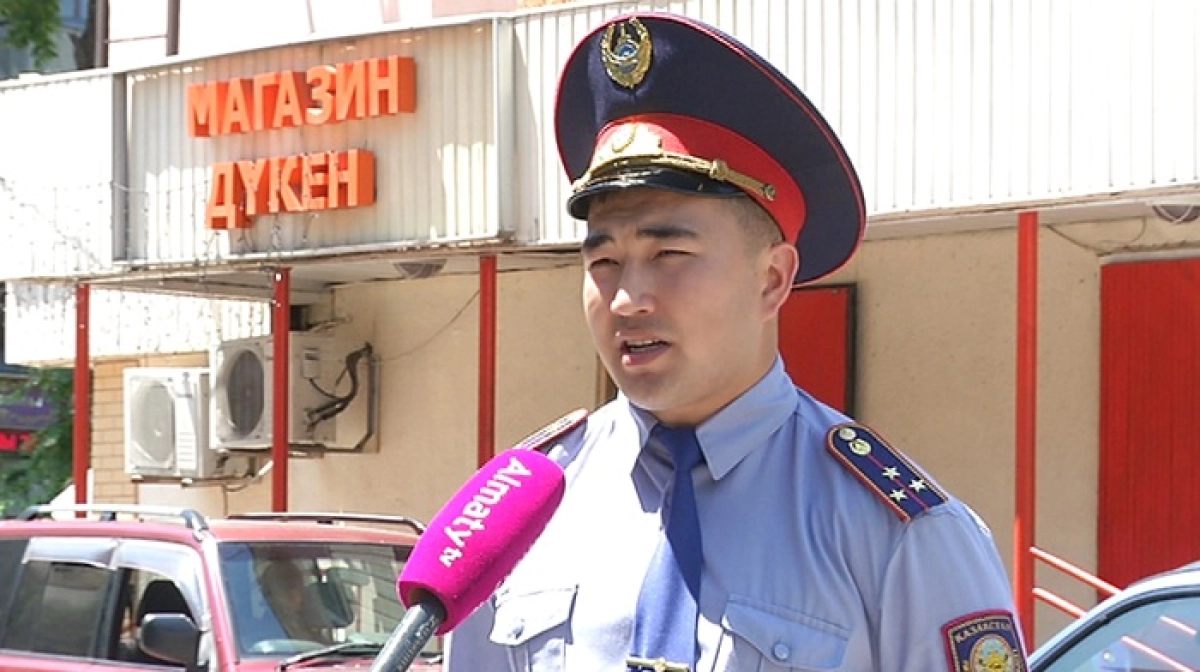«Ойланып тұруға уақыт болмады»: алматылық полицей дүкеншінің өмірін құтқарып қалды