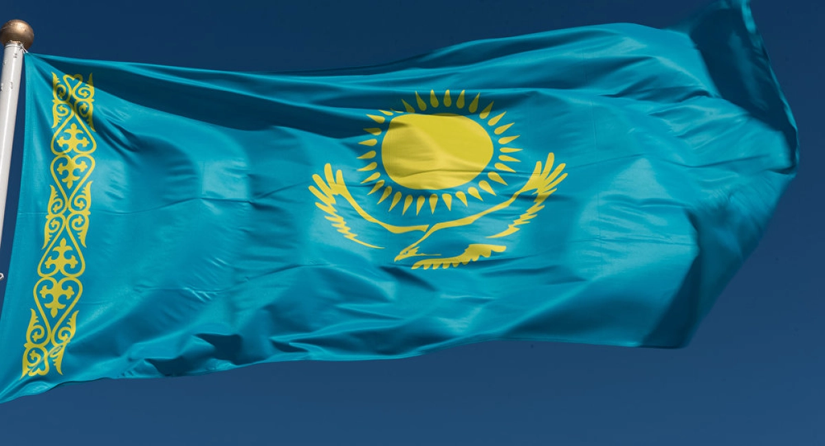 Главный флаг страны поднял Президент РК 
