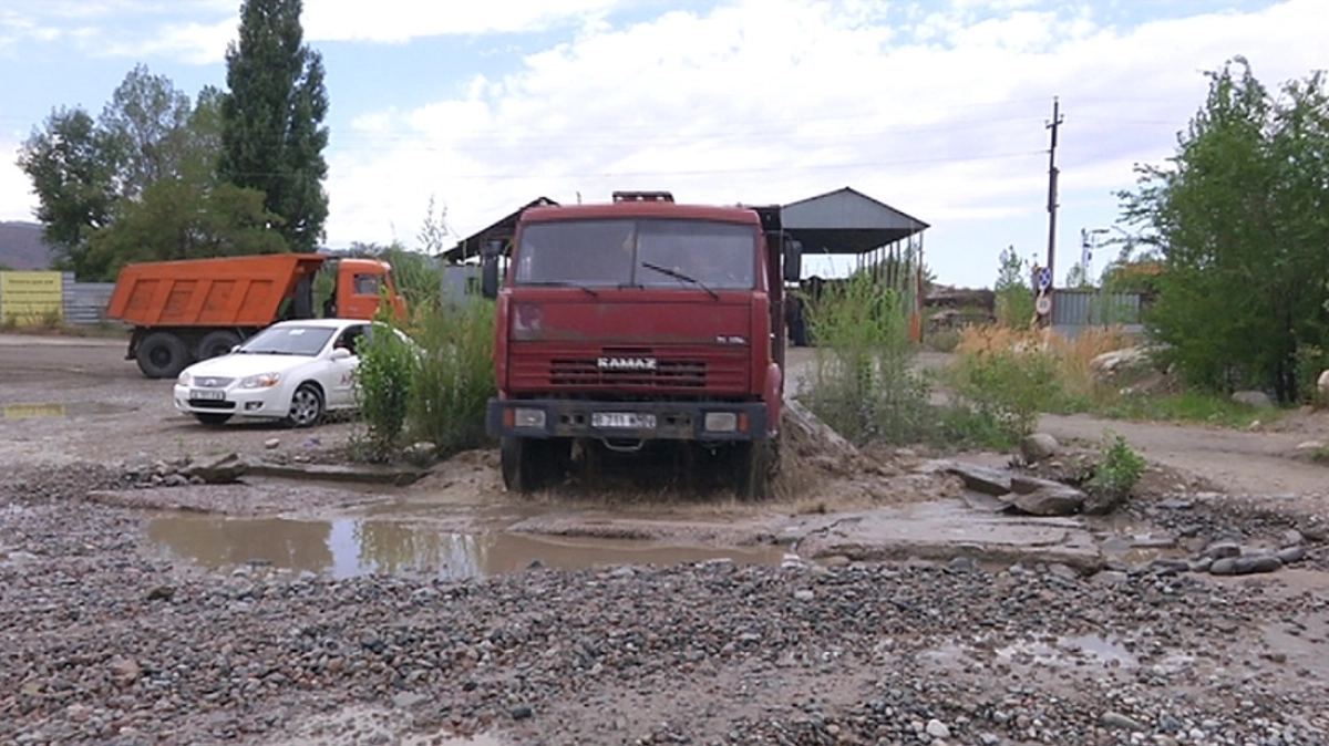 На пыль и шум от работы карьера жалуются жители Наурызбайского района Алматы