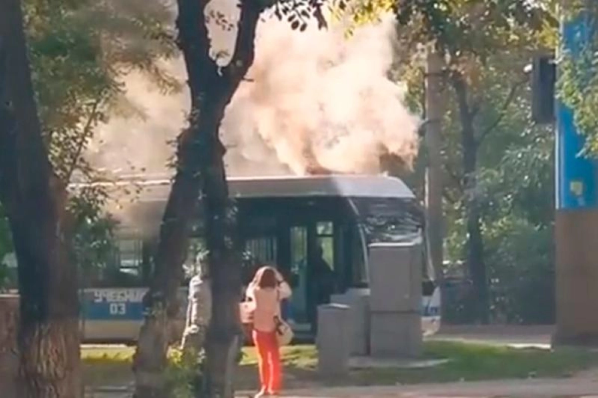 Алматыда троллейбус өртенді