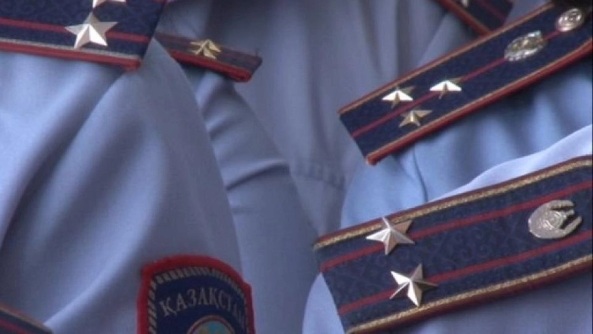 Баянаульского полицейского, опорочившего честь и достоинство сотрудника ОВД, пока не могут уволить