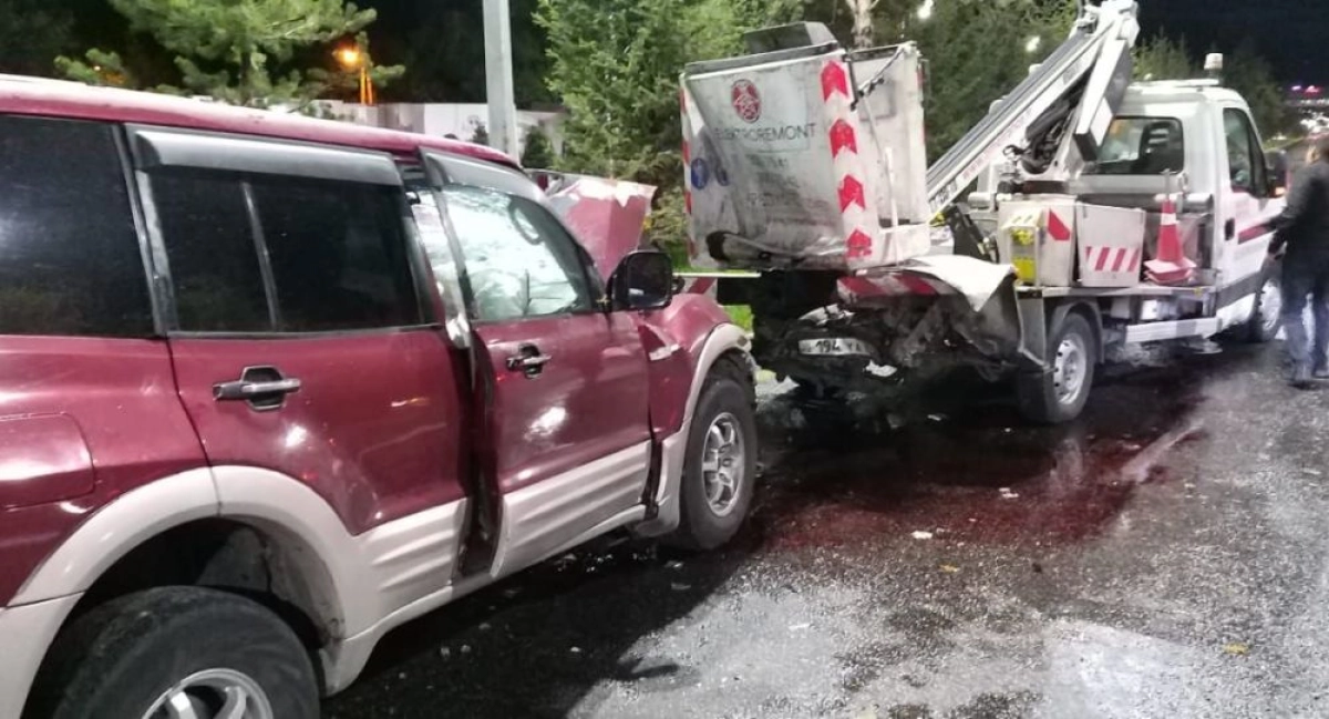 Машина на полном ходу врезалась в автокран в Алматы, пострадал рабочий  