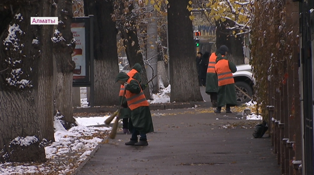 Первый снег: на уборку улиц Алматы вышли 400 работников