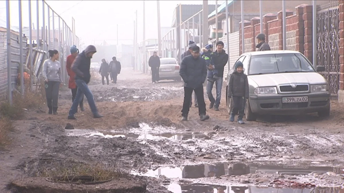 «Өжет» тұрғындары жол азабын тартып, толарсақтан саз кешіп жүр