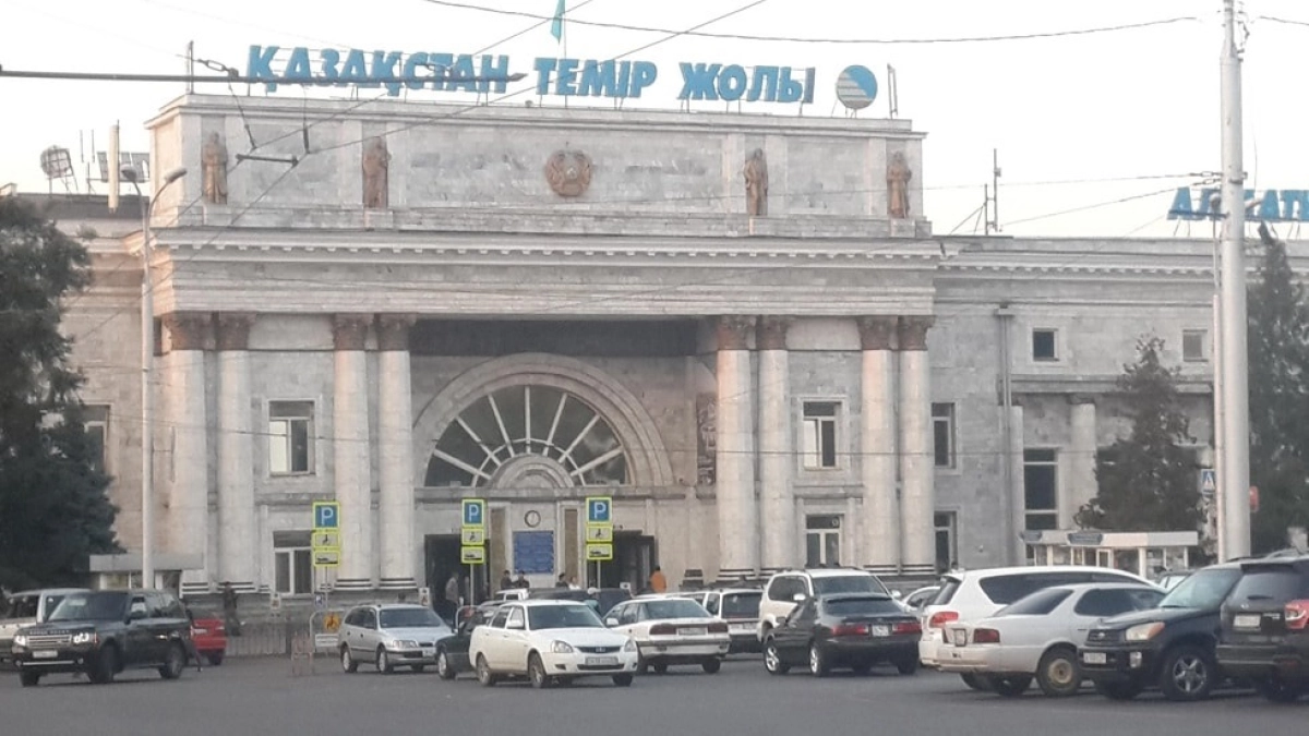 Мужчину завалило облицовочной плиткой, отвалившейся от здания вокзала "Алматы-2"