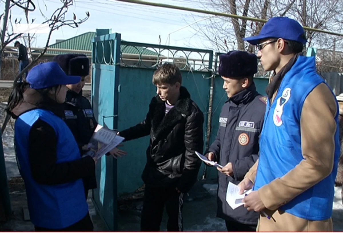 Алматының еріктілері үй-үйді аралап тұрғындарға өрт қауіпсіздігін түсіндіруде