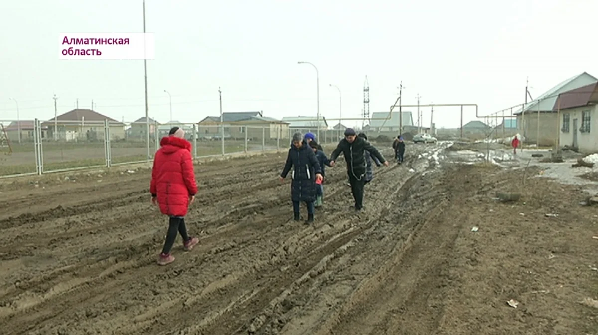 По колено в грязи: в поселке Исаев Алматинской области никак не проложат дороги