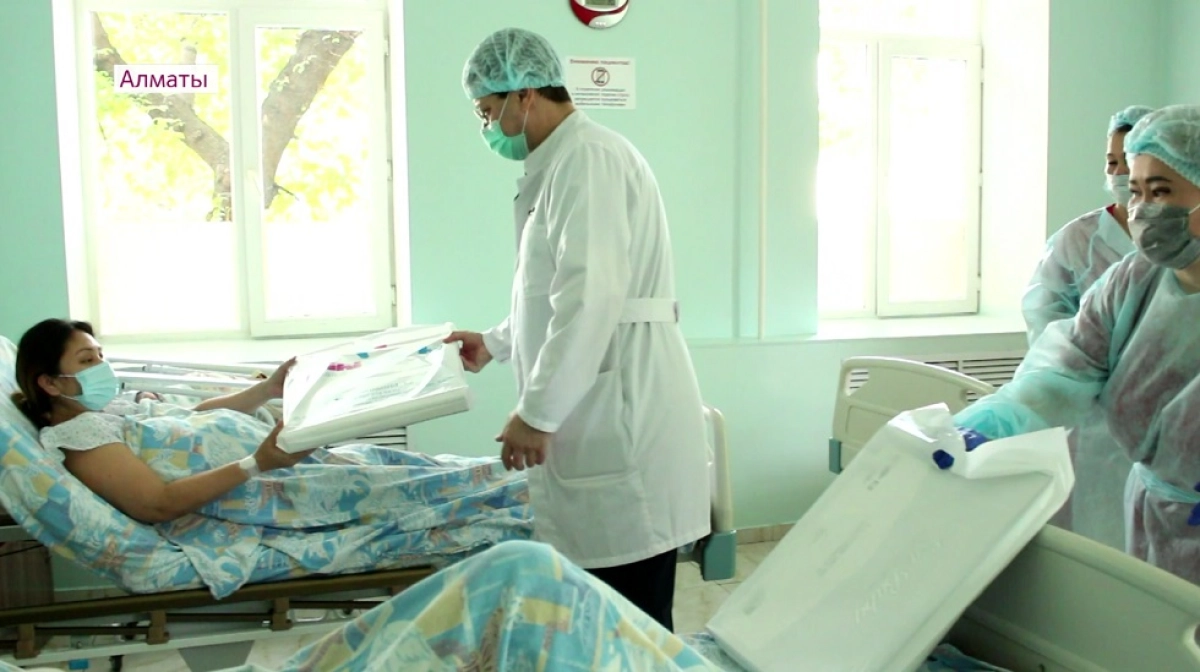 Родились в День столицы: в роддомах Алматы поздравляли новоиспеченных мам