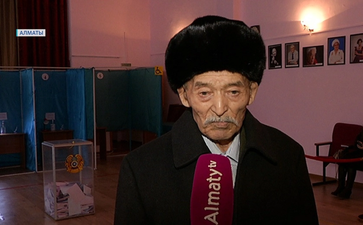 Туған күні сайлаумен тұспа-тұс келген 95 жастағы алматылық қарияға шапан жапты
