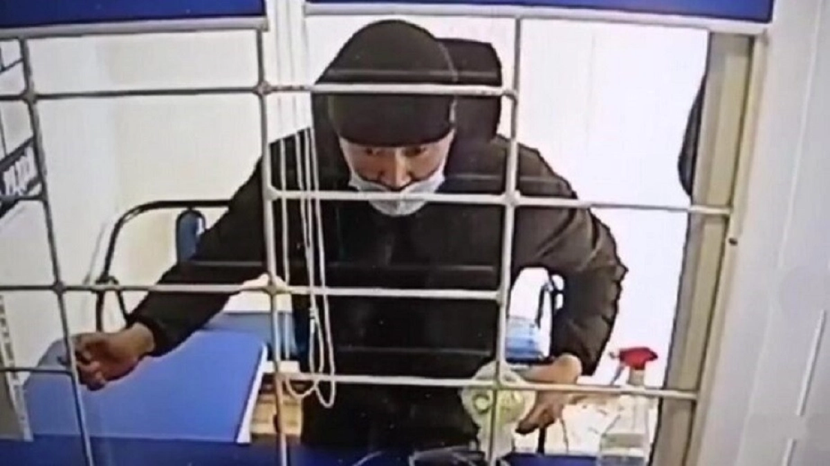 Қарағандыда кассирге бензин шашып, тонап кеткен ұрылар ұсталды
