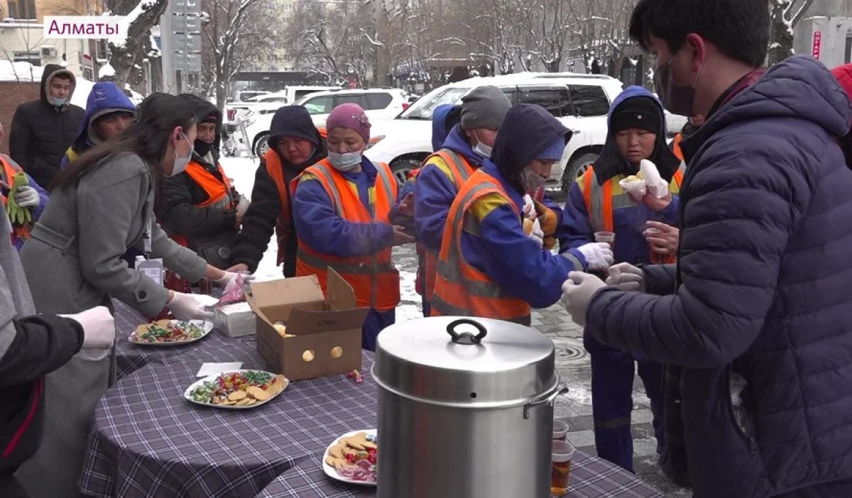 Алматыда еріктілер «Кел, шай ішейік» акциясын ұйымдастырды