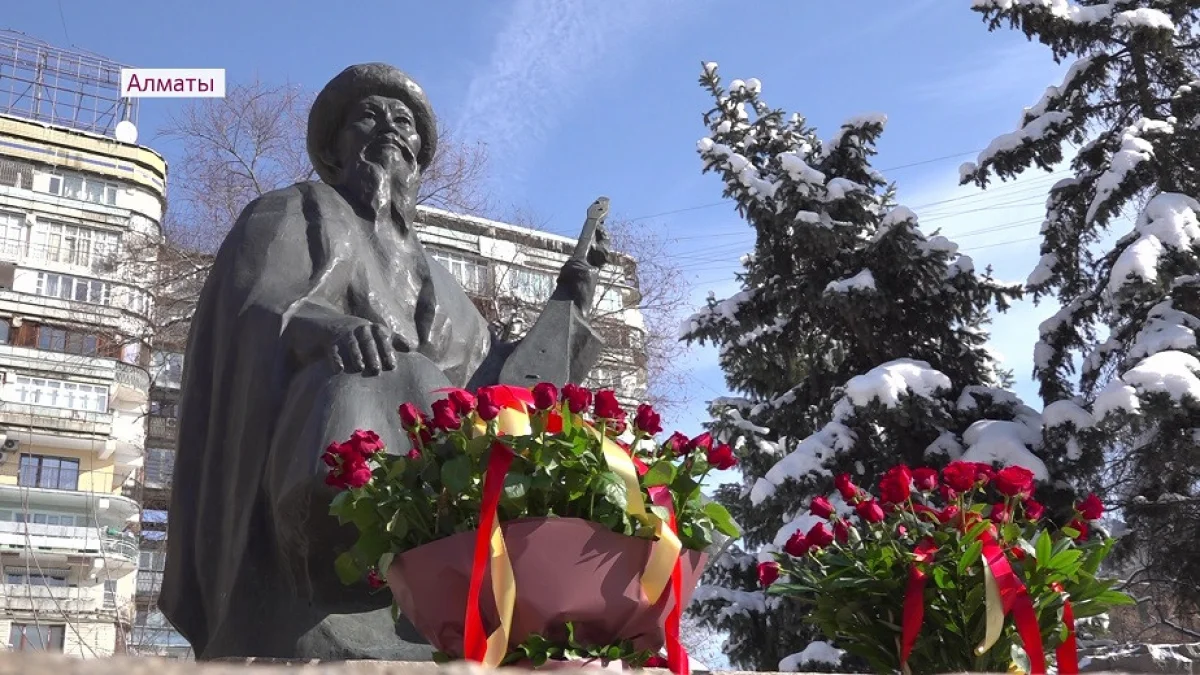 Алматыда зиялы қауым өкілдері жыр алыбы Жамбылдың ескерткішіне гүл шоқтарын қойды