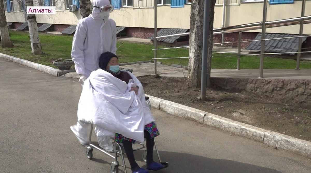 Алматылық дәрігерлер өкпесінің 70 пайызы зақымданған 95 жастағы әжейді аман алып қалды